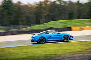 Alpine A110R auf der Rennstrecke von Assen