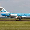 KLM Cityhopper Fokker 70 passagiersvliegtuig. van Jaap van den Berg