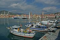 Un port rempli de yachts et de bateaux avec la ville d'Imperia en arrière-plan. par Gert van Santen Aperçu