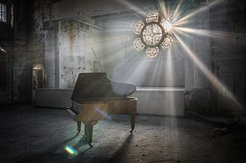 Piano avec des rayons de soleil à travers des vitraux