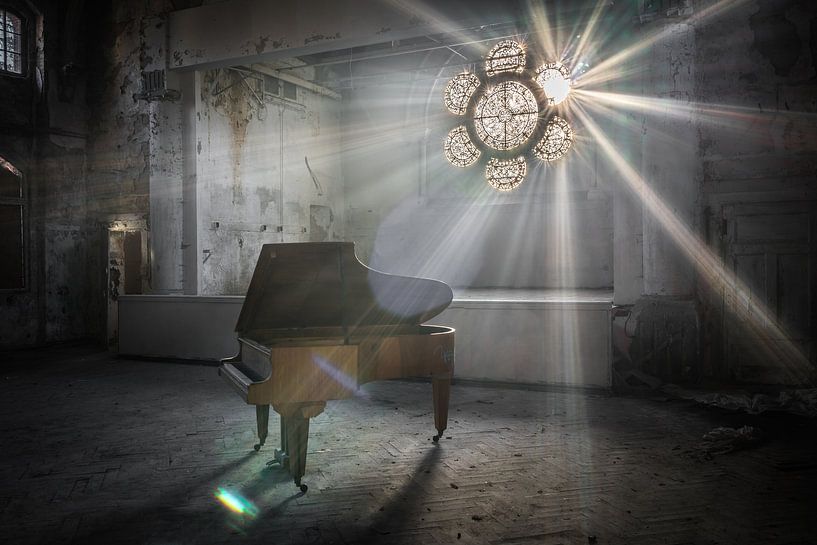 Klavier mit Sonnenstrahlen durch Buntglasfenster von Inge van den Brande