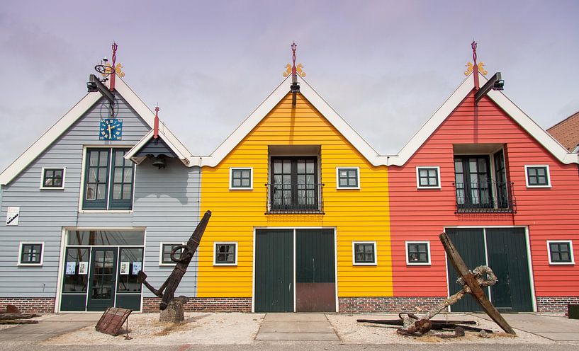 De gekleurde huisjes van Zoutkamp van Naresh Bhageloe