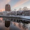 Winterse spiegeling bij de Oldehove in Leeuwarden van Thea.Photo