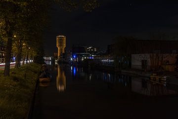 Wasserturm in der Nacht - Utrecht, Niederlande von Thijs van den Broek