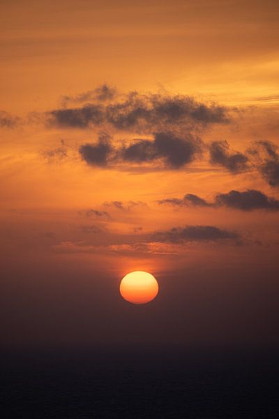 Ruhiger Sonnenuntergang in Oia, Santorin von Tes Kuilboer