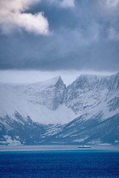 Winter landschap met veerboot en bergen op Godøy, Ålesund, Noorwegen van qtx