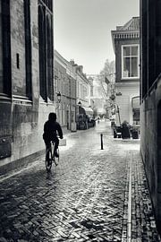 Photographie de rue à Utrecht. Sous le Dom à Utrecht vers la Servetstraat en hiver.  (Utrecht20 sur André Blom Fotografie Utrecht