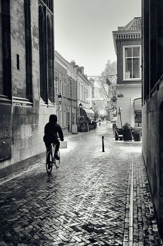 Straatfotografie in Utrecht. Onder de Dom in Utrecht richting Servetstraat in de winter.