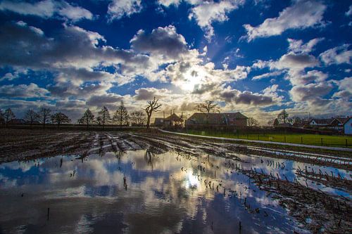 Zon, blauw en wolken