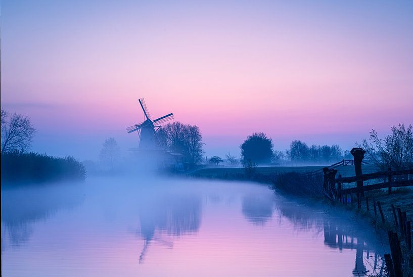 Voor de zon opkomt bij de molen 'De Vlinder' in de Betuwe van Coen Weesjes