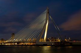 Rotterdam bij nacht van Andre Stigter