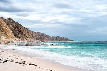 Wilde Küste mit Bergen und türkisfarbenem Meer, Oman von The Book of Wandering