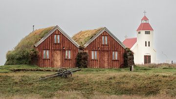 Bauernhaus aus dem 18. Jahrhundert mit Kirche in Glaumbaer, Island. von Wim van Gerven