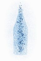 Eine Flasche mit Wasserperlen
