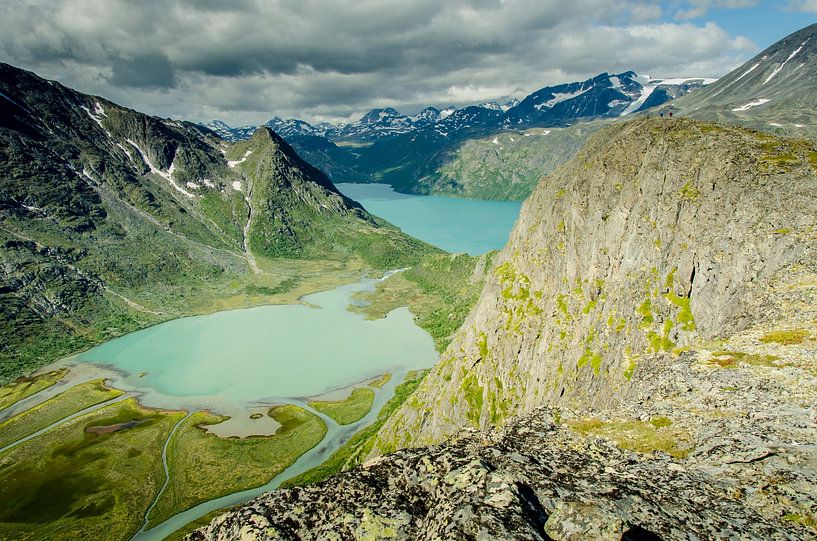 Bergen, meren en bergbeklimmers in het hart van Jotunheimen, Noorwegen van Sean Vos