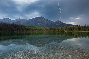 Orages dans les montagnes canadiennes