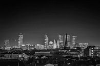 Nachtfoto van de skyline van Den Haag in zwart-wit von Retinas Fotografie Miniaturansicht