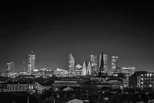 Nachtfoto van de skyline van Den Haag in zwart-wit