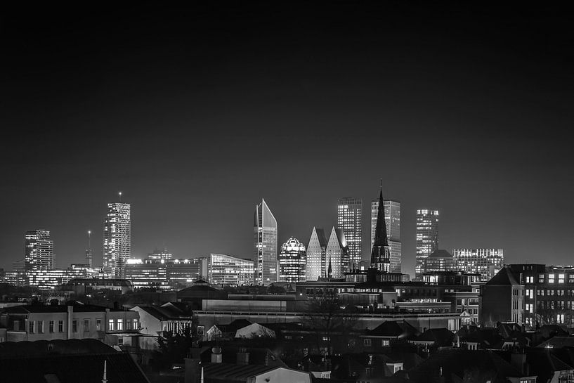 Nachtfoto van de skyline van Den Haag in zwart-wit van Retinas Fotografie