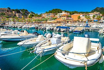 Zicht op de mooie kuststad Port de Soller op het eiland Mallorca, Spanje van Alex Winter