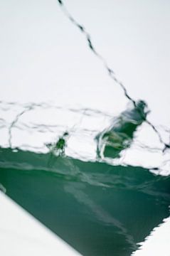 Yacht Reflexion im Wasser. Abstrakt Segeln und Wassersport. von John Quendag
