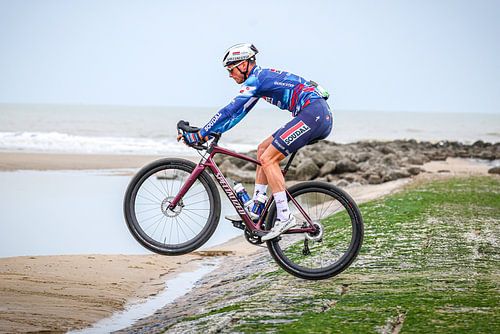 Warre Vangheluwe jump beach race sur FreddyFinn