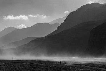 Wandelen door een rivierbedding in de Himalaya | Nepal van Photolovers reisfotografie