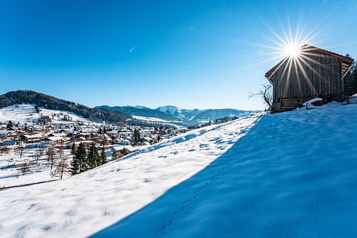 Zonnig uitzicht over Oberstaufen op een mooie winterdag
