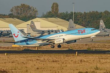 TUI Fly Belgium Boeing 737-800 vertrekt vanaf Eindhoven. van Jaap van den Berg