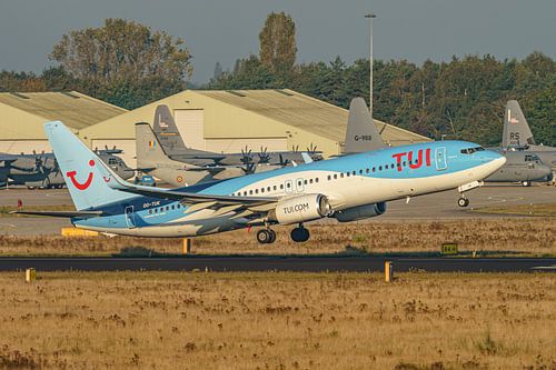 Die Boeing 737-800 von TUI Fly Belgium hebt in Eindhoven ab.