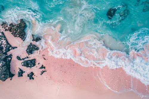 Het roze zandstrand vanuit vogelperspectief