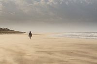 Une dame sur une plage en pleine tempête