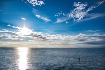 Segelboot in verlassenen Ozean mit einem Sonnenuntergang