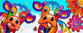 Lustige Kühe in voller Blüte