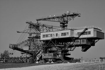 Voormalige kolengraafmachine in de voormalige dagbouwmijn Golpa-Nord bij Gräfenhainichen. van Heiko Kueverling