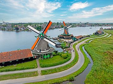 Luchtfoto van de Molens op Zaanse Schans met oranje banner in Nederland van Eye on You