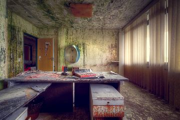 Chambre de médecin abandonnée. sur Roman Robroek