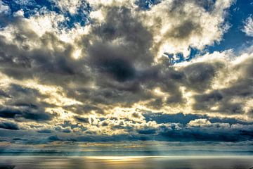 Wolkengebilde mit Sonnenuntergang am Bodensee von Dieter Walther