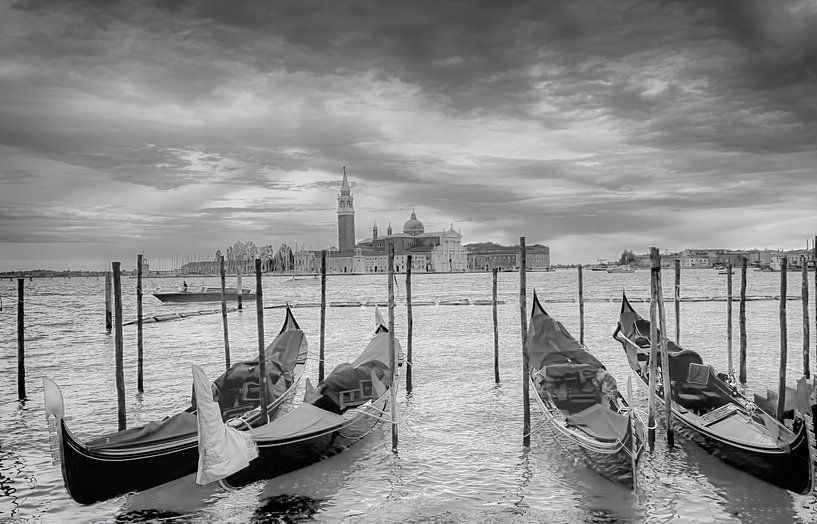 Gondels in Venetië met op de achtergrond San Giorgio Maggiore van Hille Bouma