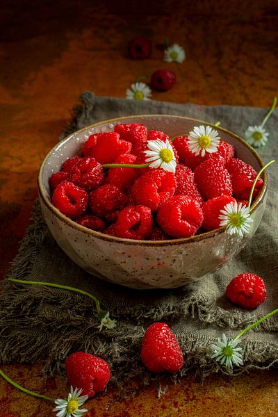 Still life 'Raspberry and Daisy by Willy Sengers