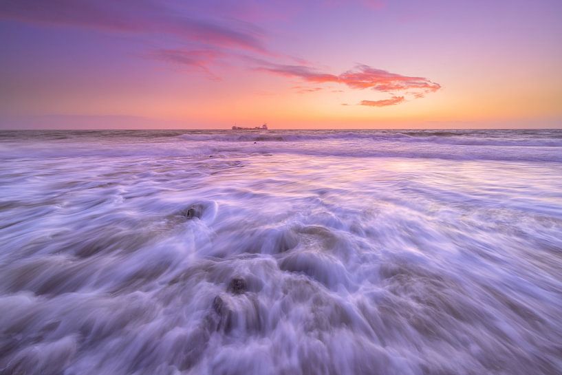 Een mooie zonsondergang op het strand van Zoutelande in Zeeland van Bas Meelker