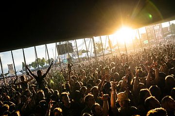 Les vibrations du festival au coucher du soleil sur Chantal Sloep