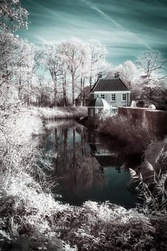 Surrealistisch historisch Nederlands landhuis met theehuis in infrarood. van Hidden Light Gallery