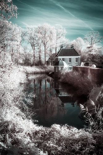 Surrealistisch historisch Nederlands landhuis met theehuis in infrarood. van Hidden Light Gallery