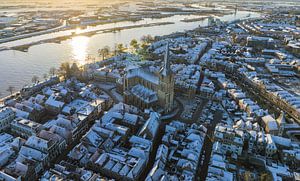 Kampen Bovenkerk Blick auf den Fluss IJssel während eines kalten Wintersonnenaufgangs