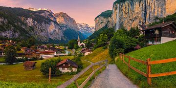 Panorama en zonsopkomst in Lauterbrunnen, Zwitserland van Henk Meijer Photography