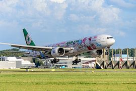 EVA AIR Boeing 777 in Hello Kitty Sanrio Family-Lackierung. von Jaap van den Berg