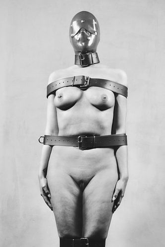 Hele mooie naakte vrouw vastgebonden met riemen.