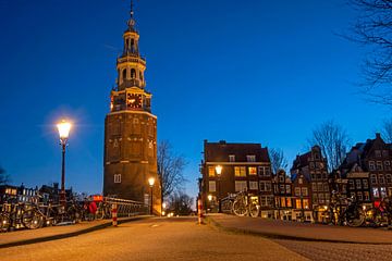 De Montelbaan toren in Amsterdam Nederland bij zonsondergang van Eye on You