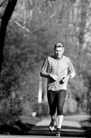 Een man die hardloopt.
